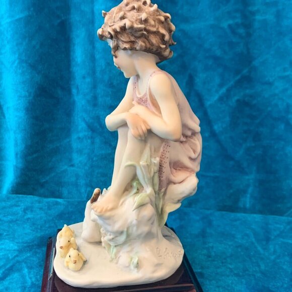 Vintage 1986 sculputre of Little Girl with baby Ducks by G. Armani - porcelain - Picture 4 of 7